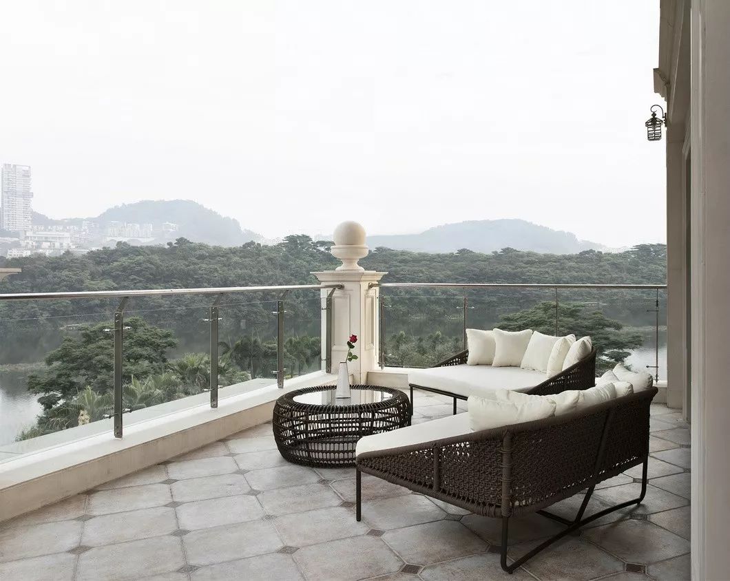 佛山装修公司法式风格别墅装修效果图-阳台 佛山装修公司法式风格别墅装修效果图-阳台